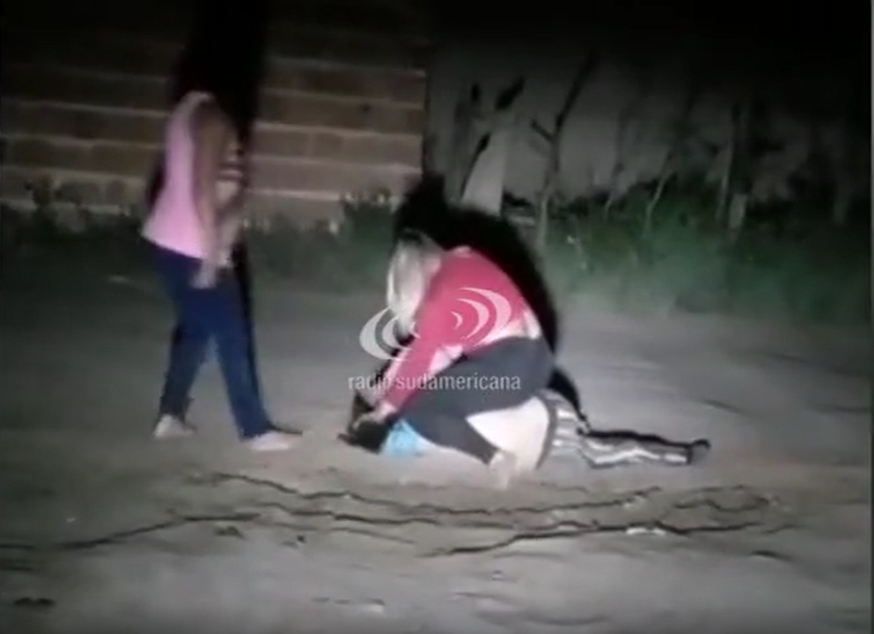 Filmaron a dos mujeres golpeando salvajemente a otra en Corrientes