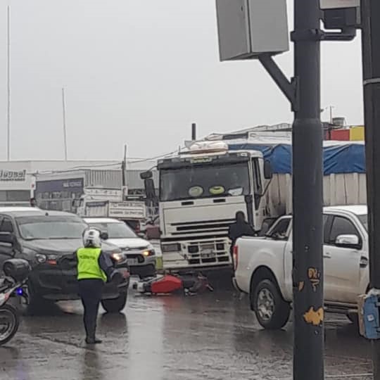 Siniestro fatal e imprudencia: camión cruzó en rojo, arrolló y mató a un motociclista