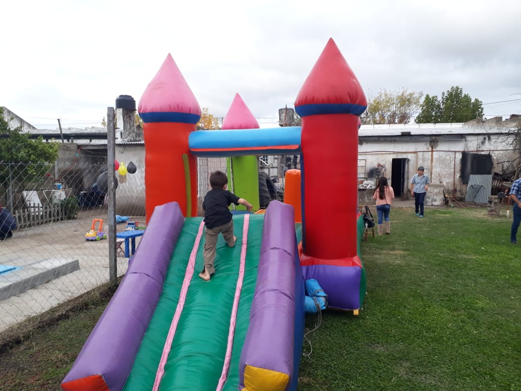 Explotó un pelotero inflable, un nene de 3 años salió disparado y ahora lucha por su vida