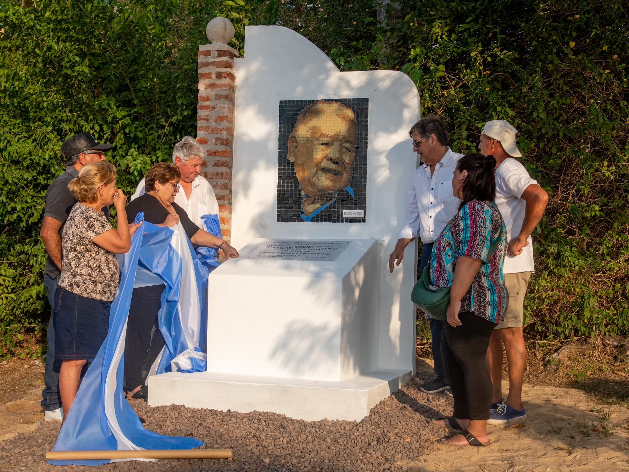 El monolito en homenaje a los padres de Diego Maradona quedó inaugurado