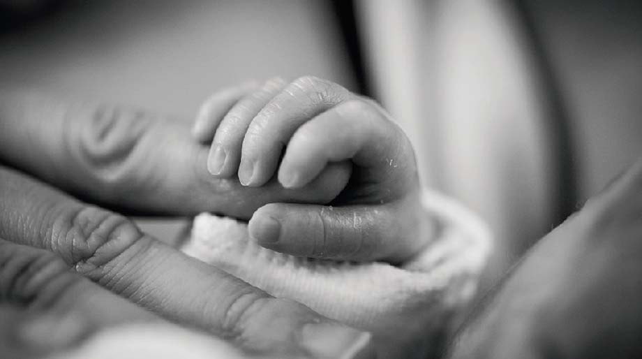 Días antes de morir, su madre le dio sus papeles de adopción: ahora quiere encontrar a su familia biológica