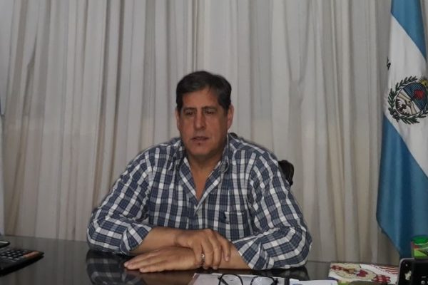 Benítez justificó el despido de dos empleadas municipales al tratarlas de “idiotas” por sacarse fotos en el acto de ECO