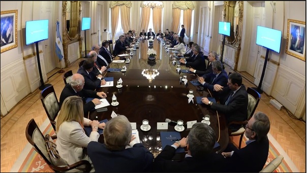 El Presidente recibe a siete gobernadores opositores para hablar del FMI