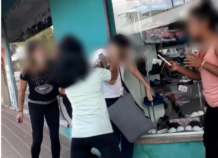 Una madre se hizo pasar por su hija, citó al hombre que la acosaba y le dio una golpiza