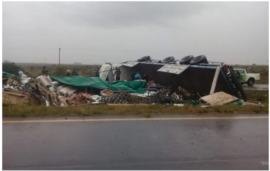 Ruta Nacional 14: volcó un camión y mantuvo cortado el tránsito