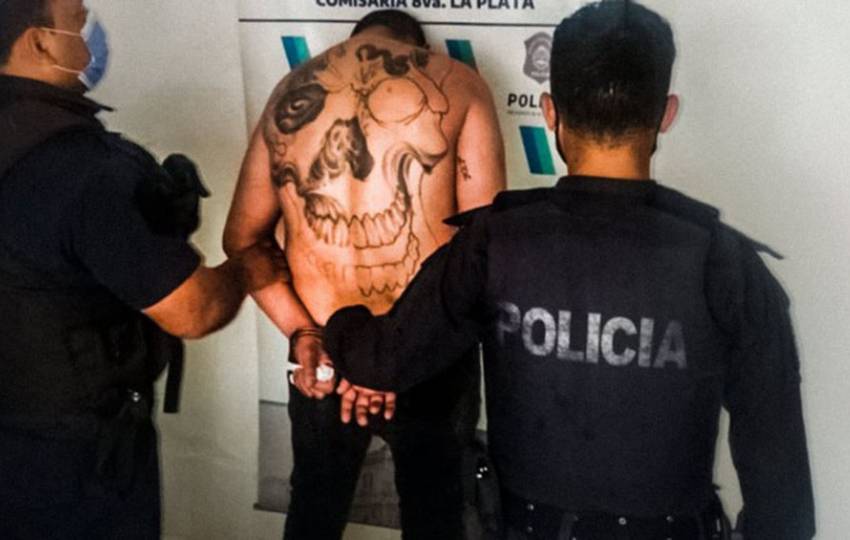 Detuvieron a un hombre que violó una restricción perimetral y amenazó a su expareja con una katana