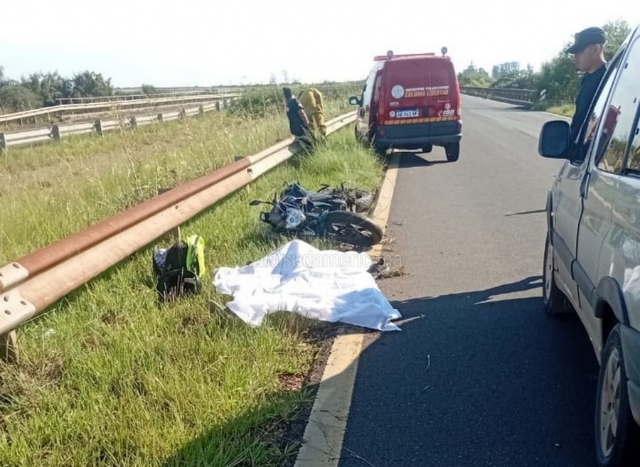 Un chico de 14 años manejaba una moto en la ruta y murió tras un despiste