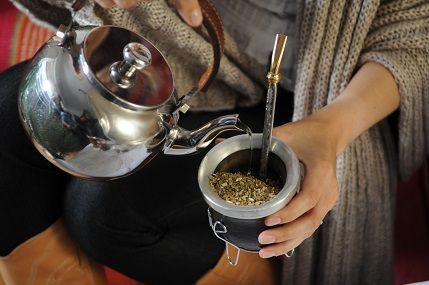 Aseguran que tomar mate es como "fumarse 100 cigarrillos"