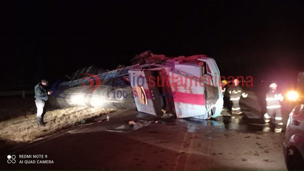 Rescataron a un camionero tras volcar en Monte Caseros