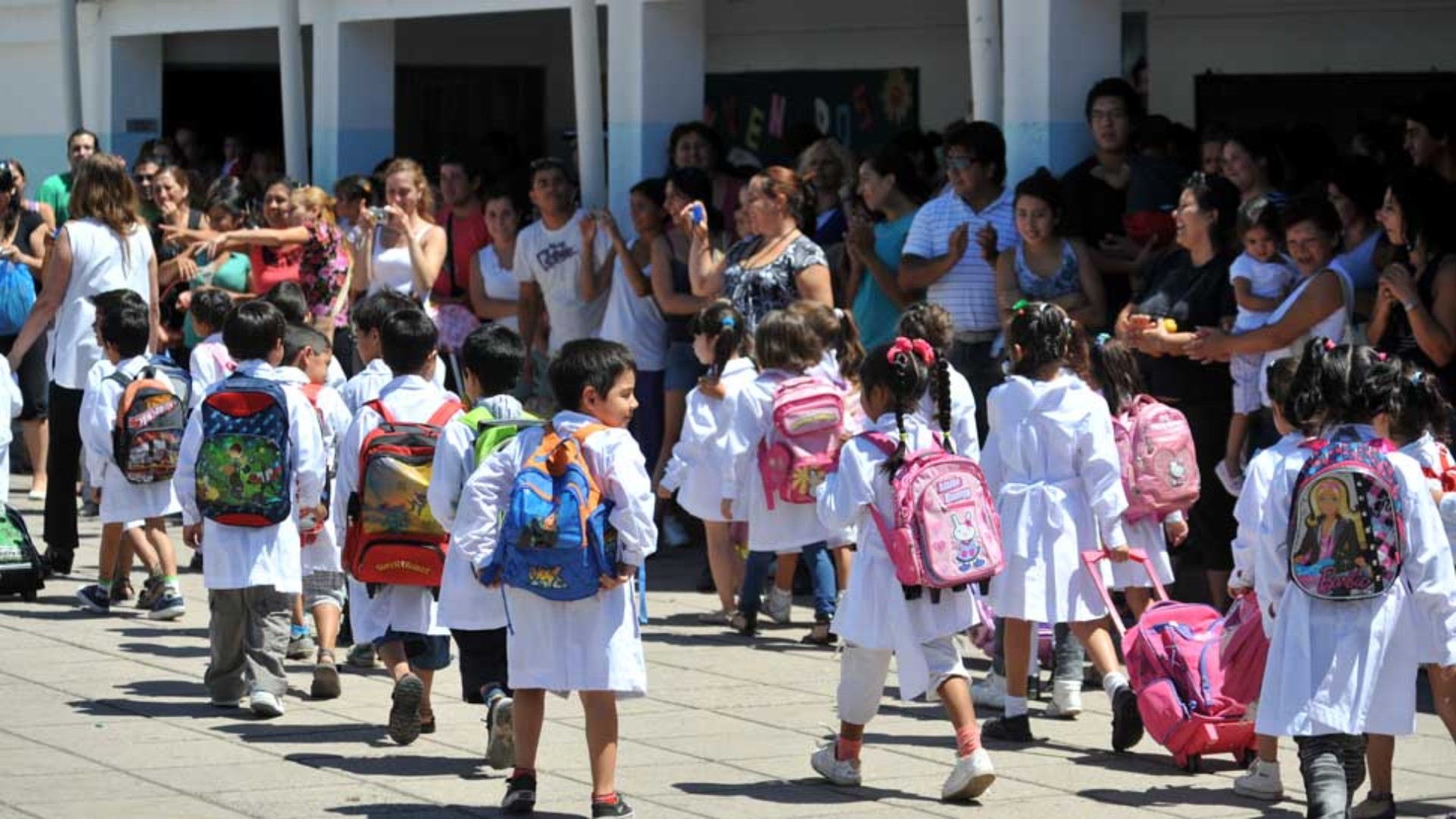 Una hora más de clase en las escuelas primarias