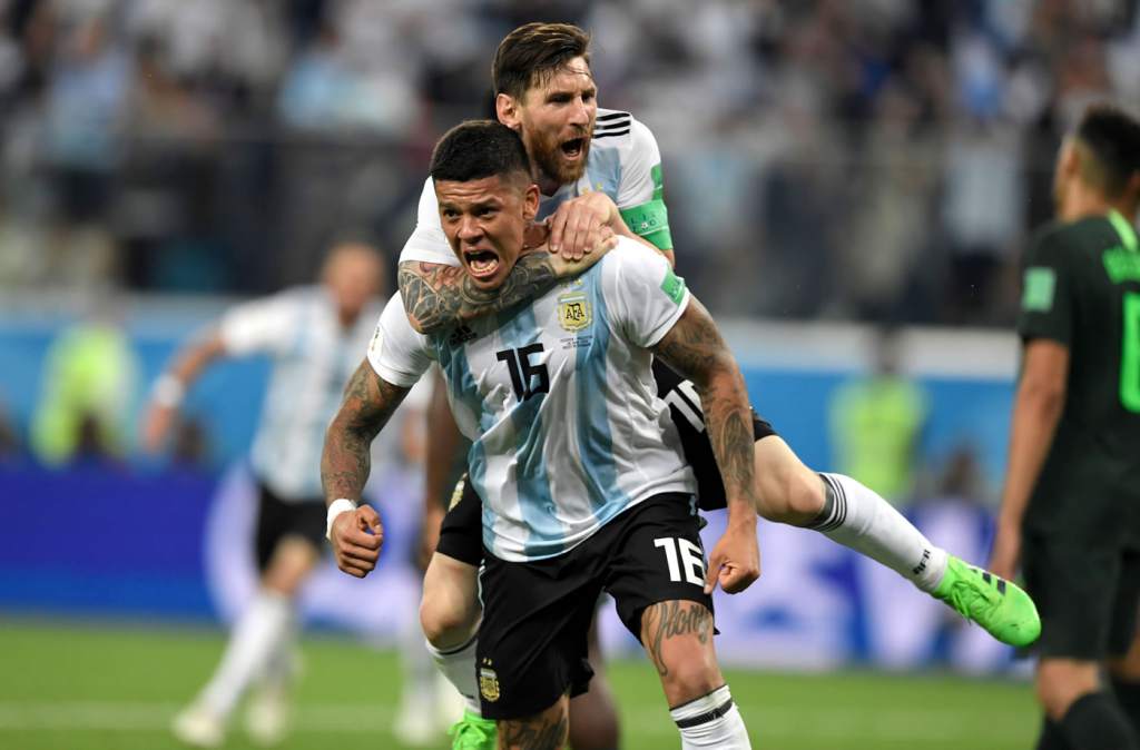 Argentina sufrió, ganó y pasó a Octavos de final