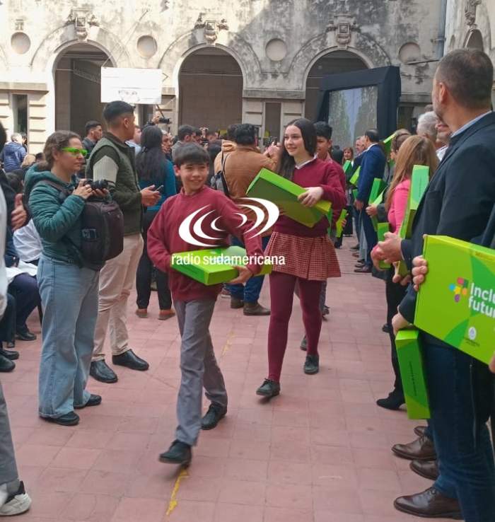 El Gobierno entregó netbooks a estudiantes en la Escuela Normal