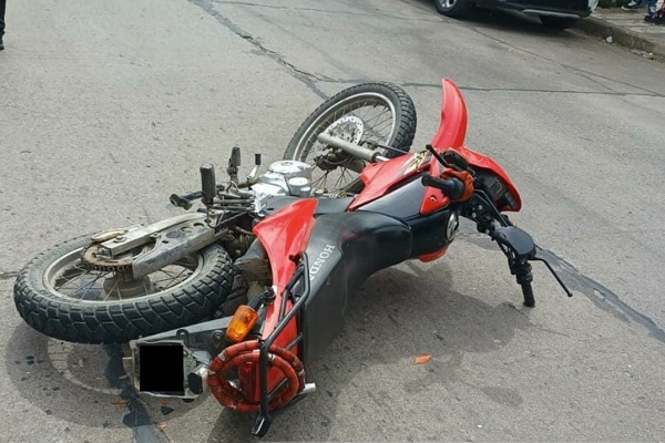 Choque de dos motos en Corrientes: murió un policia y un civil