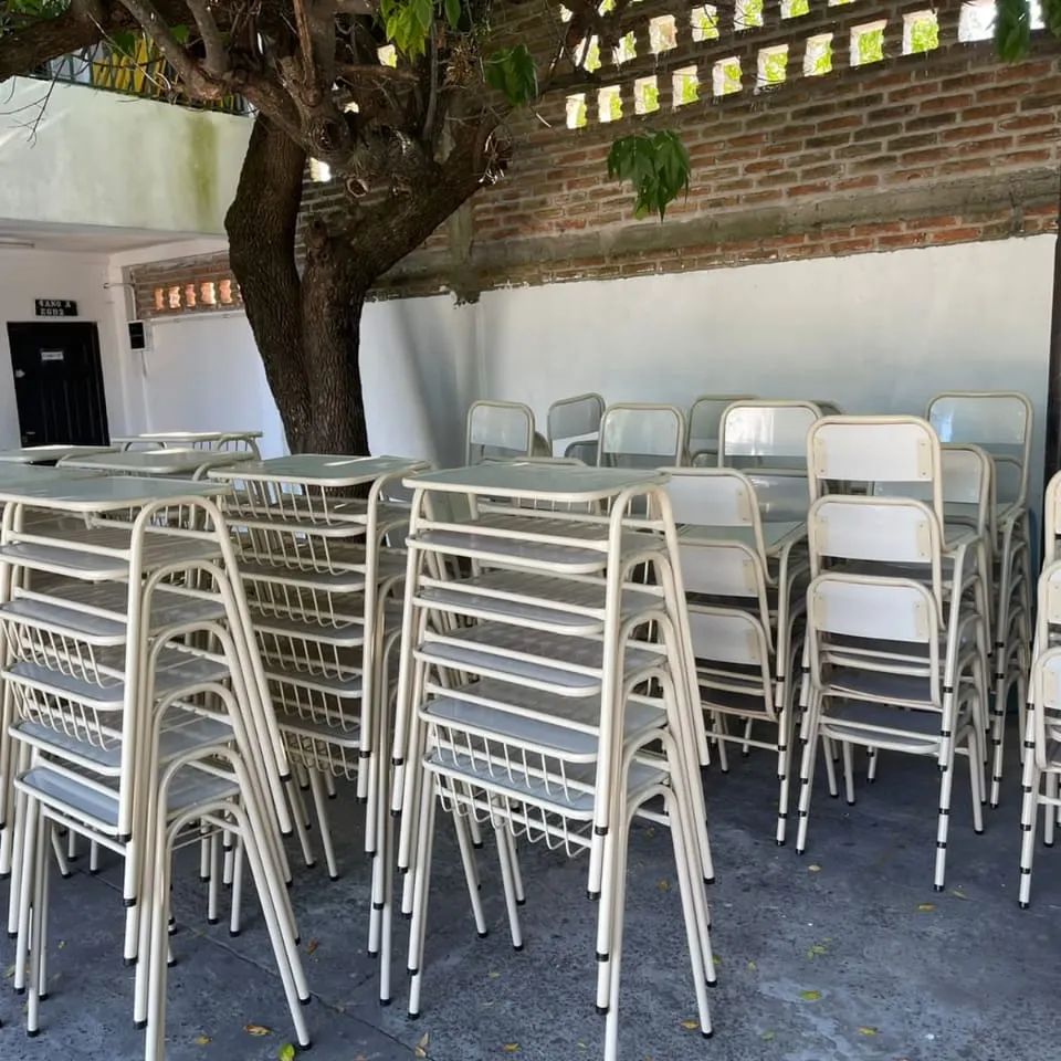 Ejemplar: un colegio de Esquina donó mesas y sillas a otro establecimiento