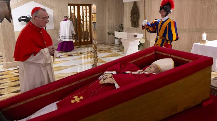El Vaticano publicó las primeras imágenes del papa Francisco en su féretro