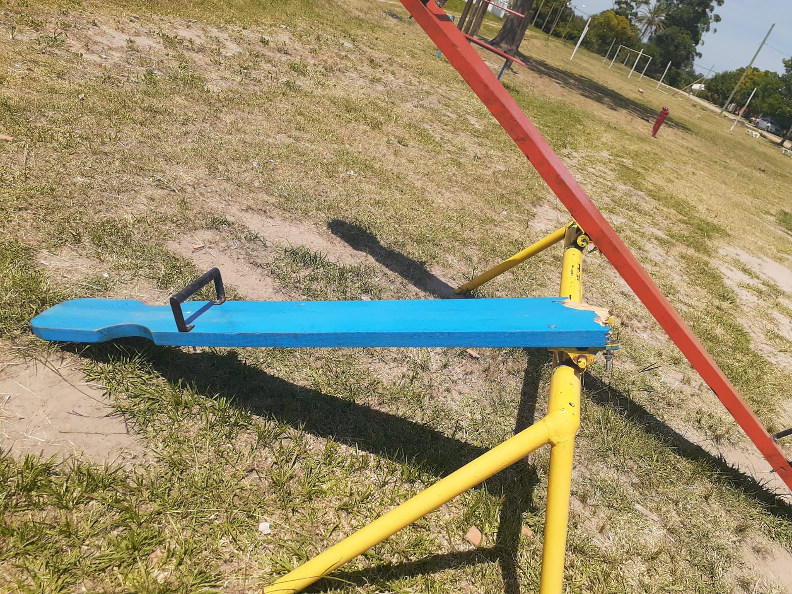 Esquina: Indignación por el destrozo de los juegos en las plazoletas