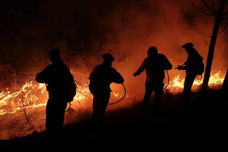 Córdoba: aún hay cinco focos activos y unos 800 bomberos trabajaron durante la madrugada