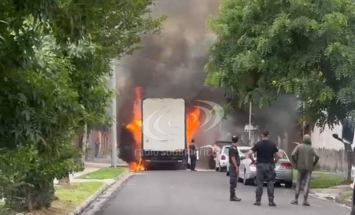 Camión arrancó cables de alta tensión y se incendió en plena calle