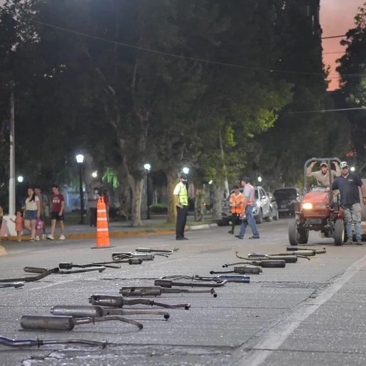 La Municipalidad de esquina procedió a la destrucción de los escapes libres