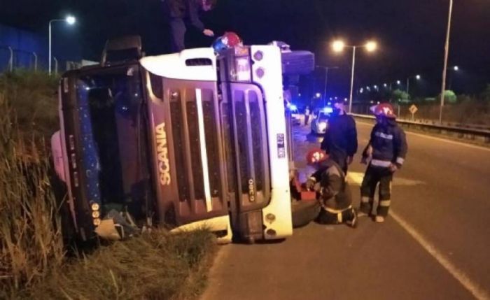 Mocoretá: volcó un camión y otro terminó en un zanjón