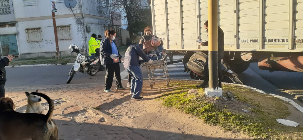 Corrientes: Intentó adelantarse a un camión y quedó atrapada