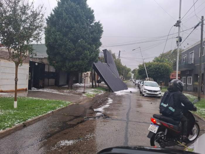 Inundaciones, granizo, techos y postes caídos por la tormenta en AMBA