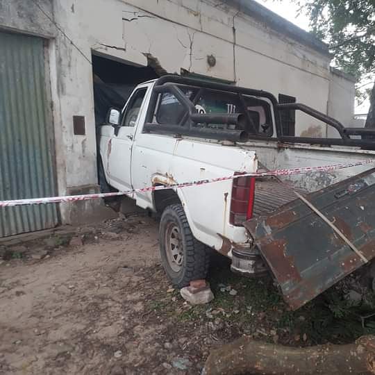 Esquina: Camioneta terminó estrellada contra una casa