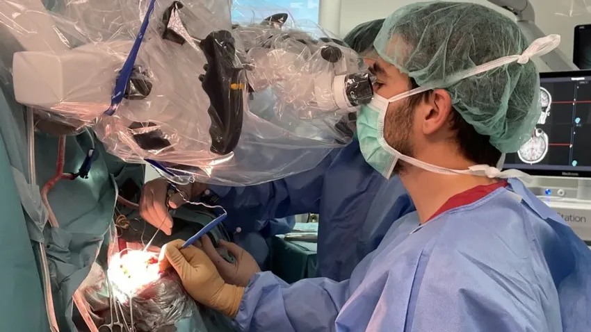 Realizarán una inédita cirugía cerebral a un paciente despierto en Argentina