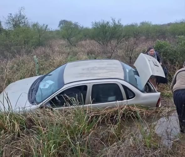 Esquina: tres docentes despistaron y terminaron en una cuneta