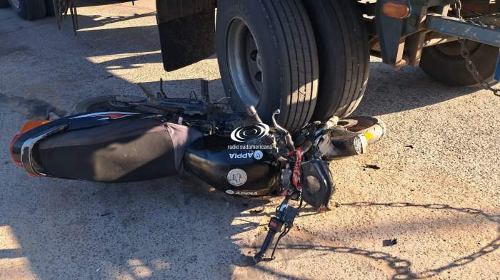Un motociclista intentó pasar a un camión y cayó bajo sus ruedas