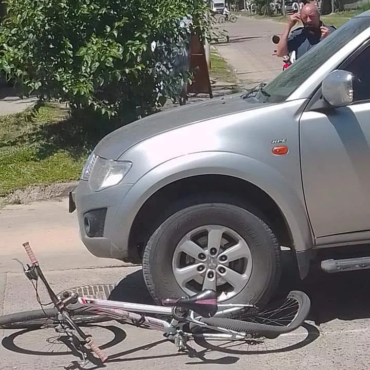 Esquina: chocaron una bicicleta y una camioneta