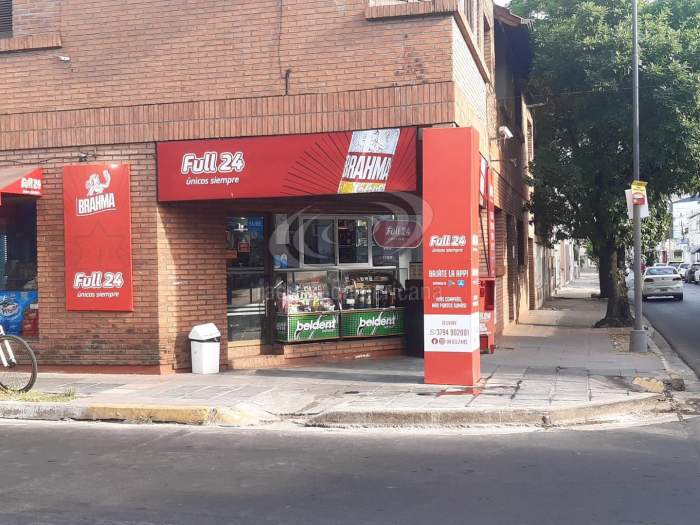 Tomaba una cerveza en un kiosco y un hombre lo apuñaló