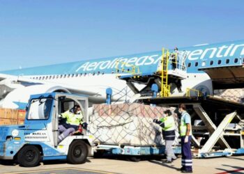Llega desde Beijing el vuelo que trae un millón de dosis de vacunas