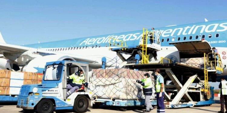 Llega desde Beijing el vuelo que trae un millón de dosis de vacunas