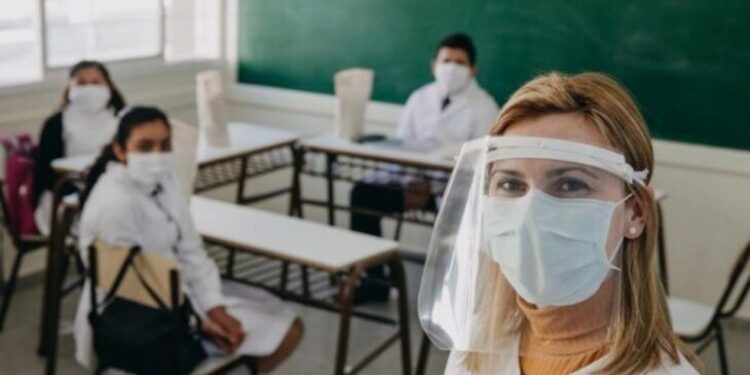 COVID-19: docentes ya pueden inscribirse para recibir la vacuna