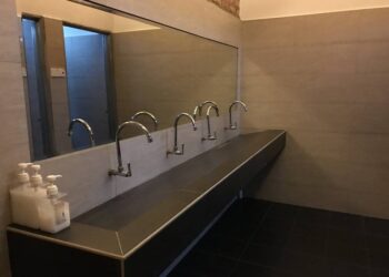 Tardaba mucho en un baño público, fueron a verlo y estaba robando las canillas