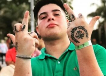 Un joven murió electrocutado mientras orinaba un poste de luz