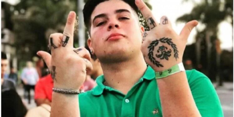 Un joven murió electrocutado mientras orinaba un poste de luz