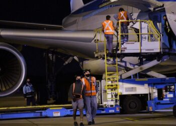 Llegó el avión de Aerolíneas Argentinas que trajo más de 900 mil dosis de la vacuna contra el coronavirus Sinopharm