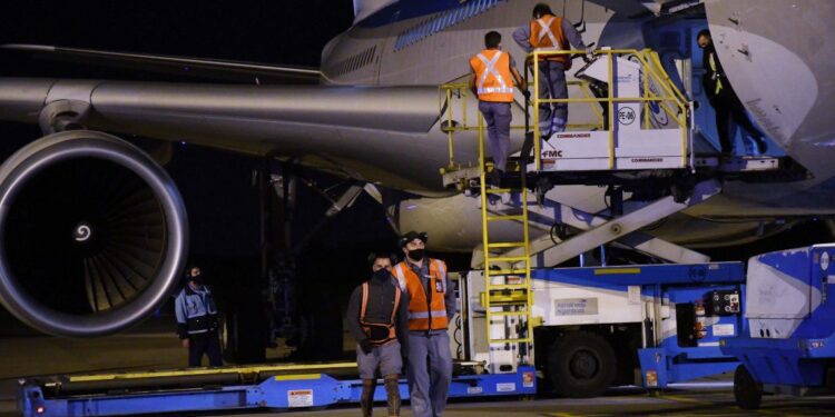 Llegó el avión de Aerolíneas Argentinas que trajo más de 900 mil dosis de la vacuna contra el coronavirus Sinopharm