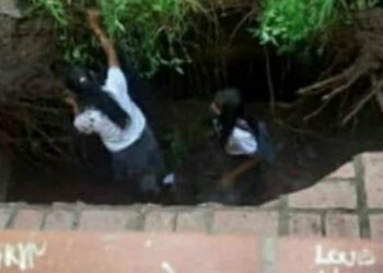 Susto en un colegio: el piso del patio se abrió y tres nenas cayeron