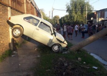 Le robó el auto al papá, atropelló a un hombre con su hijo y lo mató