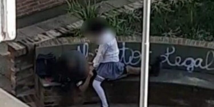 Capital: Escracharon a dos jóvenes teniendo sexo en plena calle