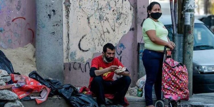 Una familia necesita ingresos por 57.997 pesos para no ser pobre