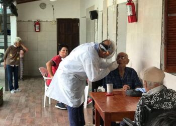 Esquina: hisopados en el Hogar de Ancianos