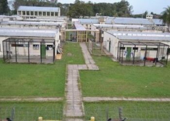 Penitenciario fue detenido por vecinos tras robarle el celular a una nena