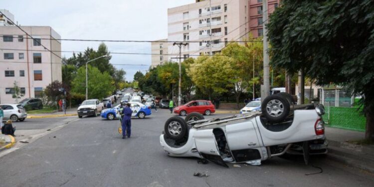 Una jueza chocó e hizo volcar a una camioneta: estaba alcoholizada