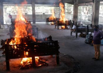 Catástrofe humanitaria en India: cremaciones masivas en las calles