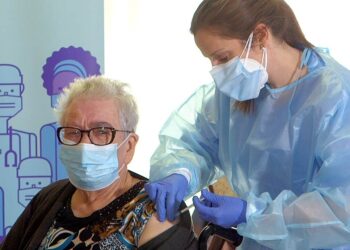 Esquina: vacunarán a los mayores de 65 años