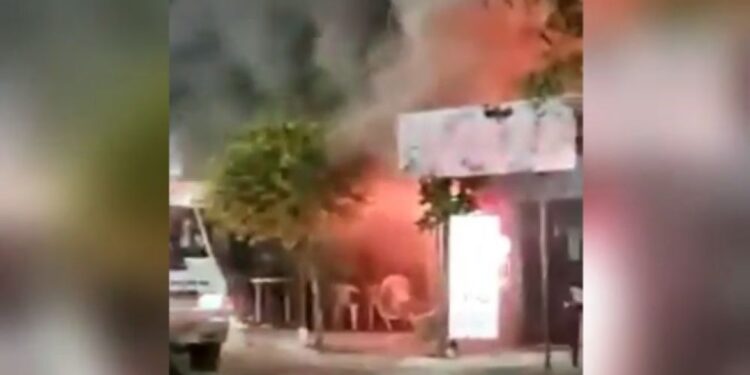 Impactante incendio de un local de comidas a metros de la Basílica